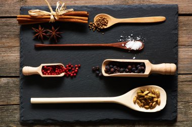 Ahşap mutfak eşyaları içinde baharatlar