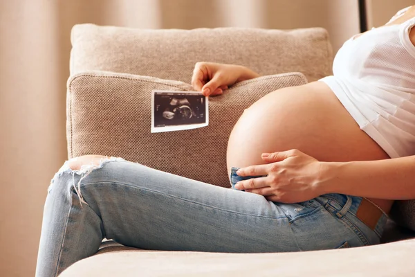 Mulher grávida em casa — Fotografia de Stock