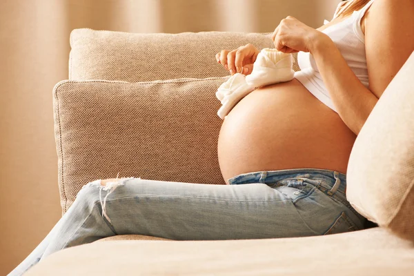 Schwangere zu Hause — Stockfoto