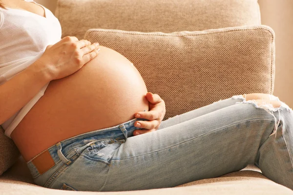 Беременная женщина дома — стоковое фото