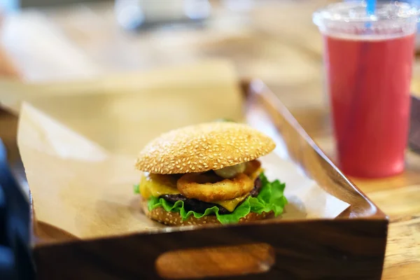 Lezzetli ve iştah açıcı çizburger. — Stok fotoğraf