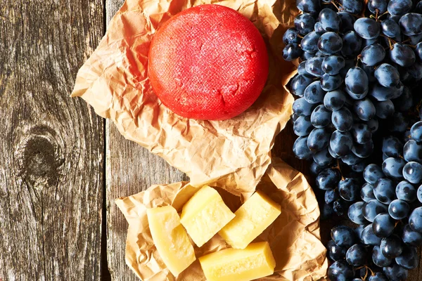 Uvas maduras e queijo — Fotografia de Stock