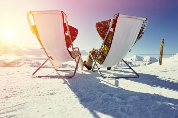 Paar op bergen in de winter — Stockfoto