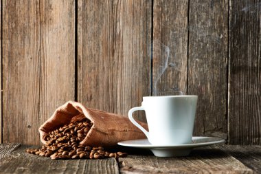 Bir fincan kahve ve fasulye.