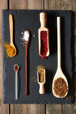 Ahşap mutfak eşyaları içinde baharatlar