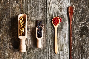 tahta kaşıklar içinde baharatlar