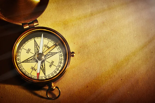 Starožitný mosazný kompas — Stock fotografie