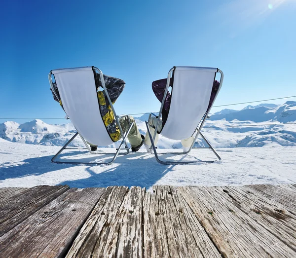 Pareja en las montañas en invierno — Foto de Stock