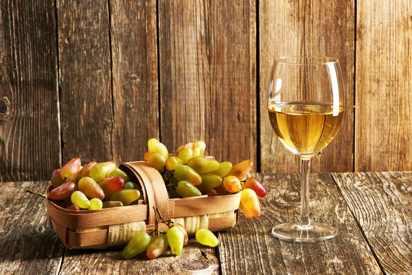 Ripe tasty grapes with wine — Stock Photo, Image