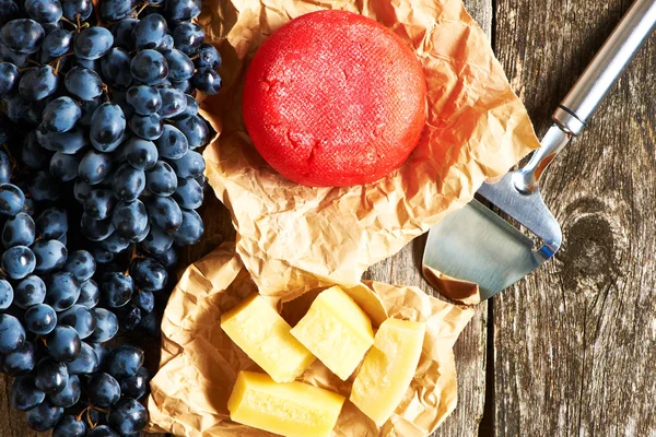 Uvas maduras e queijo — Fotografia de Stock