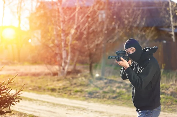 Pistolero con máscara negra — Foto de Stock