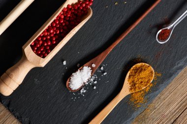 Ahşap mutfak eşyaları içinde baharatlar