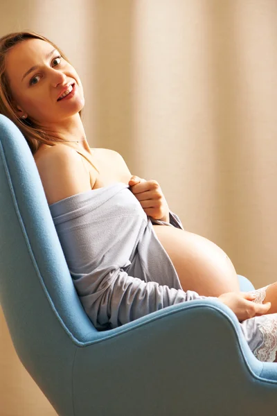 Zwangere vrouw thuis — Stockfoto