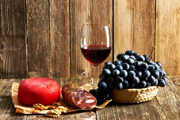 Ripe grapes and cheese — Stock Photo, Image