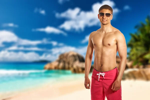 Hombre en la playa en Seychelles —  Fotos de Stock