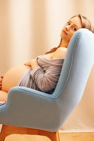 집에 임신 한 여자 — 스톡 사진