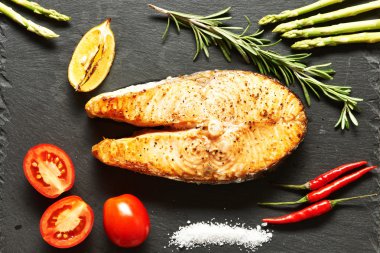 Kızarmış somon bifteği