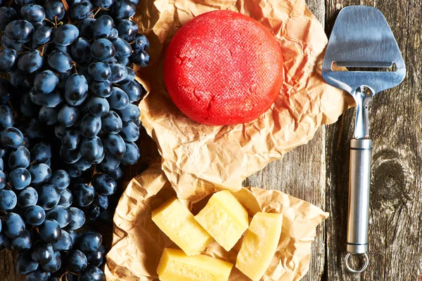 Dojrzałe winogrona i ser — Zdjęcie stockowe