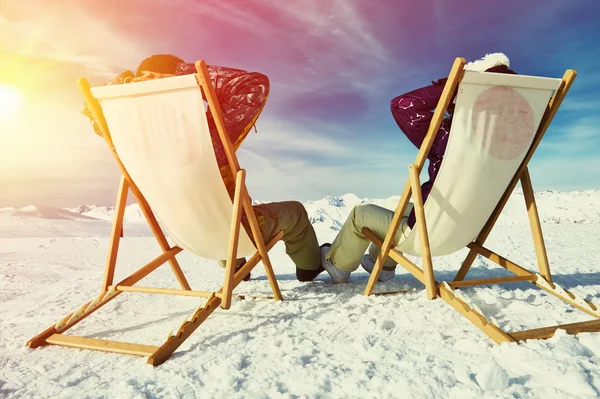 Paar op bergen in de winter — Stockfoto