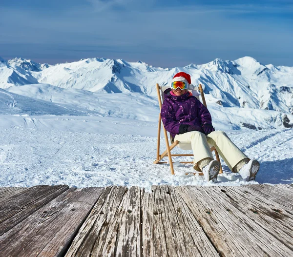 Chapeau de femme au Père Noël dans les montagnes — Photo