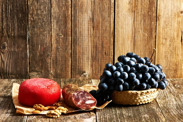 Uvas, queijo e salame — Fotografia de Stock