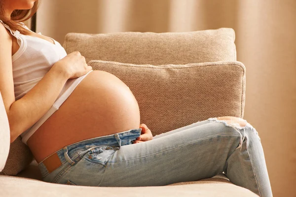 Pregnant woman at home — Stock Photo, Image