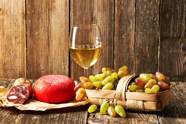 Grapes, cheese and wine — Stock Photo, Image