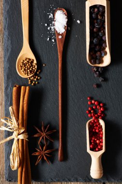 Ahşap mutfak eşyaları içinde baharatlar