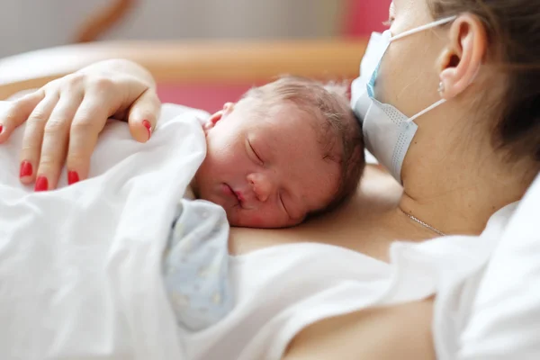 Um dia bebê recém-nascido com a mãe — Fotografia de Stock