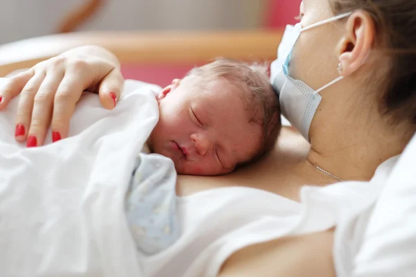 En dag gamla nyfött barn med mamma — Stockfoto