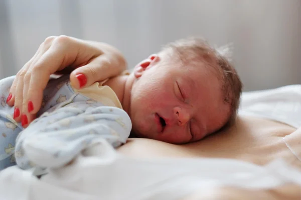 Suatu hari bayi yang baru lahir dengan ibu — Stok Foto