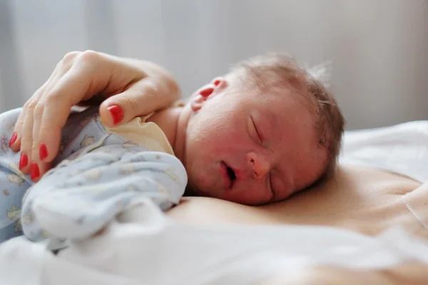 En dag gamla nyfött barn med mamma — Stockfoto