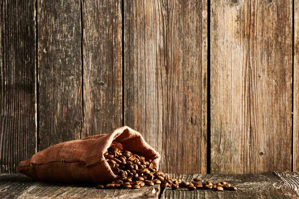 Kaffeebohnen im Sack — Stockfoto