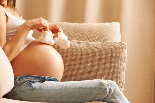 Donna incinta a casa — Foto Stock