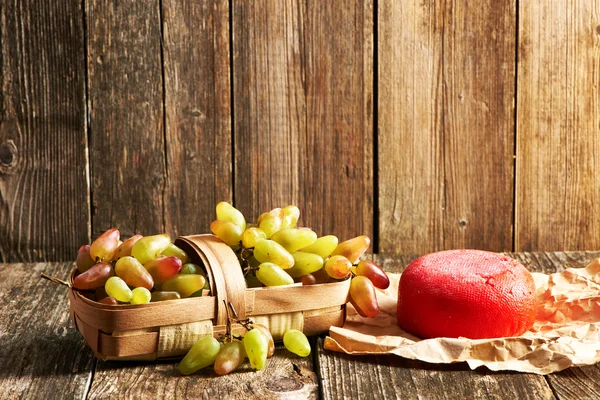Uvas frescas e queijo — Fotografia de Stock