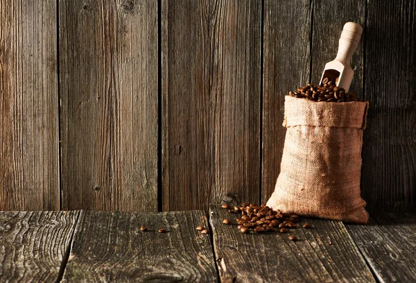 Kahve çekirdekleri çuvalda — Stok fotoğraf