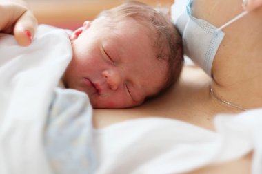 Yeni doğan bebek anne ile