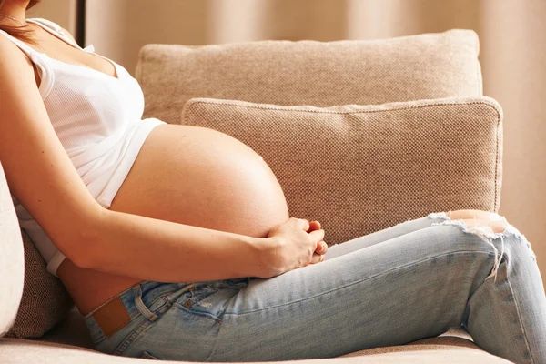 Mulher grávida em casa — Fotografia de Stock