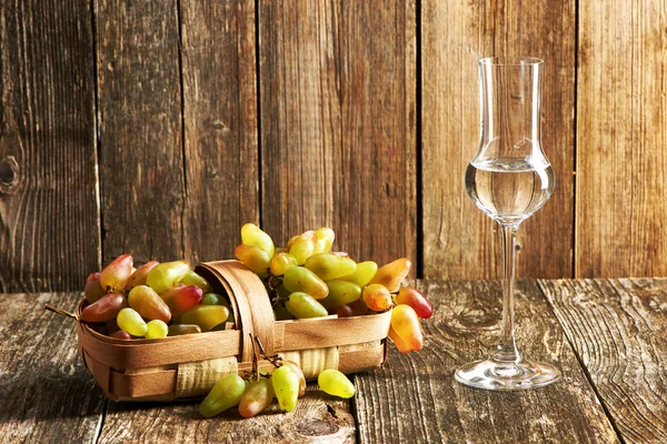 Ripe tasty grapes with wine — Stock Photo, Image