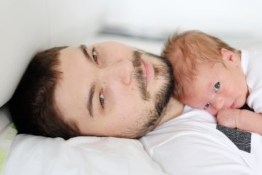 Yeni doğan bebeğin babası ile