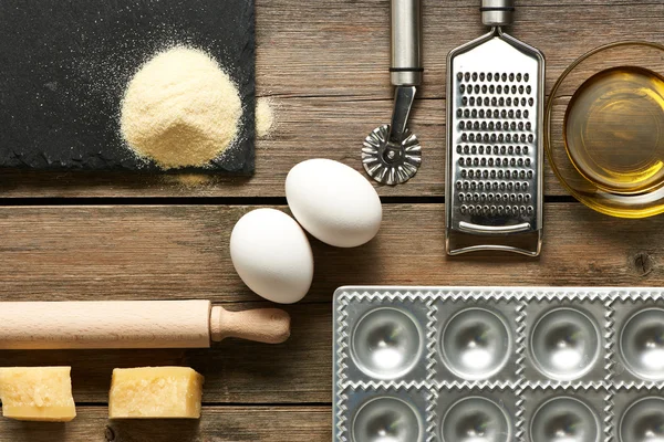 Кухонные принадлежности и ингредиенты для макарон — стоковое фото