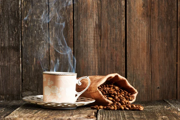 Tasse Kaffee und Bohnen — Stockfoto