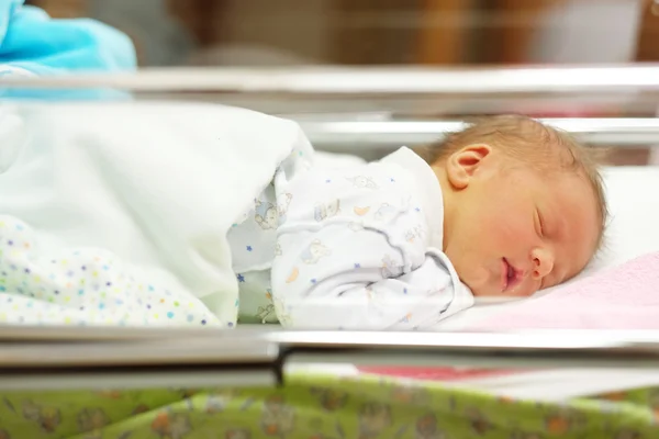 ベッドの中で生まれたばかりの赤ちゃん — ストック写真