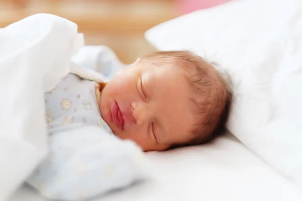 Bebê recém-nascido na cama — Fotografia de Stock