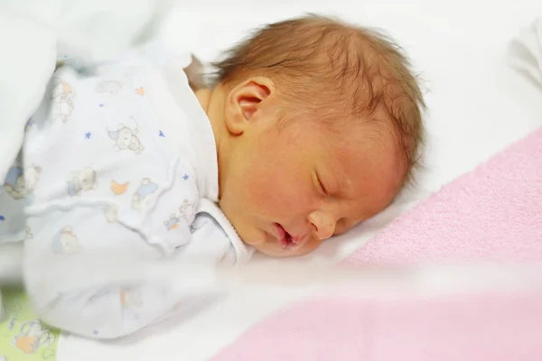 Νεογέννητο μωρό στο κρεβάτι — Φωτογραφία Αρχείου