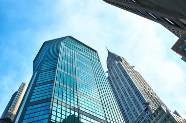 Manhattan'da uzun boylu gökdelenlerin sokak görünümü