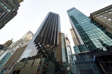 Manhattan'da uzun boylu gökdelenlerin sokak görünümü