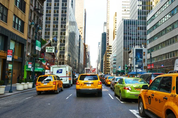 Taxi amarillo en la calle —  Fotos de Stock