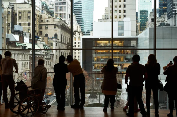 Personas en el Museo de Arte Moderno — Foto de Stock