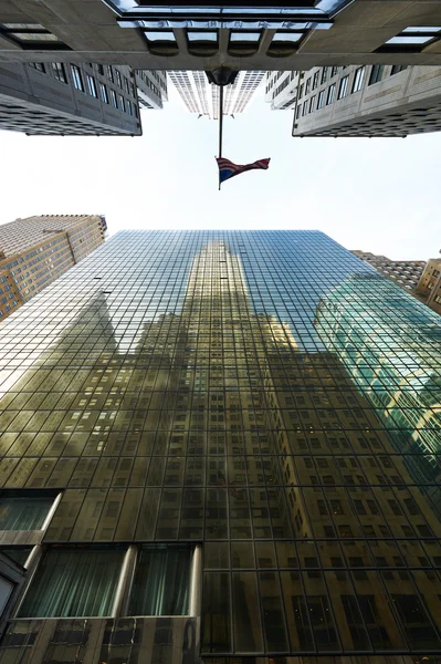 Chrysler Building reflektion i windows — Stockfoto